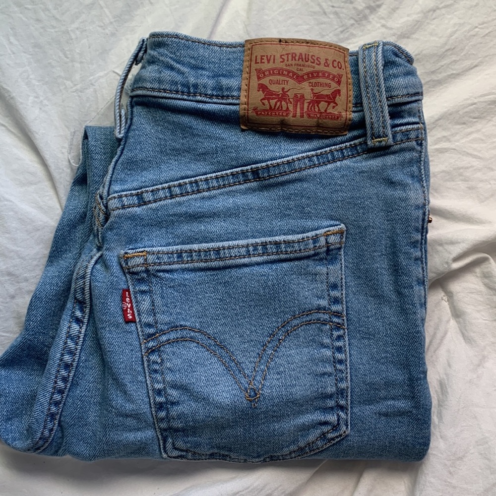 Straight high waisted Levi’s jeans!